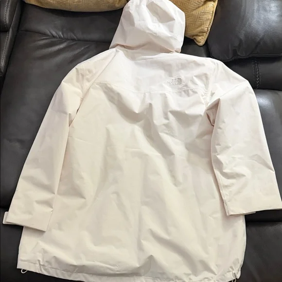 The North Face Women's dryvent Jacket in Cream - Picture 4 of 9